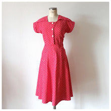 Laden Sie das Bild in den Galerie-Viewer, 1940s - Adorable Red Dots Pockets Cotton Dress - W27.5 (70cm)
