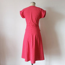 Laden Sie das Bild in den Galerie-Viewer, 1940s - Adorable Red Dots Pockets Cotton Dress - W27.5 (70cm)
