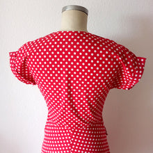 Laden Sie das Bild in den Galerie-Viewer, 1940s - Adorable Red Dots Pockets Cotton Dress - W27.5 (70cm)
