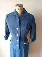 Laden Sie das Bild in den Galerie-Viewer, 1950s - Exquisite New Look Two Tone Suit Dress - W30 (76cm)
