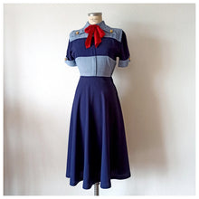 Laden Sie das Bild in den Galerie-Viewer, 1940s - Gorgeous Lilac Blue Gabardine Rayon Dress - W26 (66cm)
