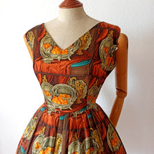 Carica l&#39;immagine nel visualizzatore di Gallery, 1950s - SCARLETT, France - Fabulous Museum Novelty Print Dress - W28 (72cm)
