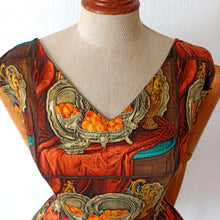 Carica l&#39;immagine nel visualizzatore di Gallery, 1950s - SCARLETT, France - Fabulous Museum Novelty Print Dress - W28 (72cm)
