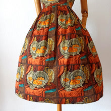 Laden Sie das Bild in den Galerie-Viewer, 1950s - SCARLETT, France - Fabulous Museum Novelty Print Dress - W28 (72cm)
