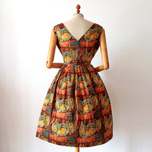 Carica l&#39;immagine nel visualizzatore di Gallery, 1950s - SCARLETT, France - Fabulous Museum Novelty Print Dress - W28 (72cm)
