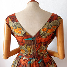 Carica l&#39;immagine nel visualizzatore di Gallery, 1950s - SCARLETT, France - Fabulous Museum Novelty Print Dress - W28 (72cm)
