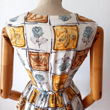 Carica l&#39;immagine nel visualizzatore di Gallery, 1950s 1960s - Gorgeous Roseprint Cotton Dress - W27.5 (70cm)
