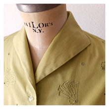 Charger l&#39;image dans la galerie, 1950s - Delicious Avocado Green Embroidered Cotton Blouse  - W42 (106cm)
