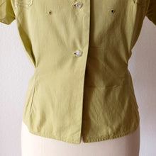 Charger l&#39;image dans la galerie, 1950s - Delicious Avocado Green Embroidered Cotton Blouse  - W42 (106cm)
