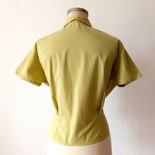 Charger l&#39;image dans la galerie, 1950s - Delicious Avocado Green Embroidered Cotton Blouse  - W42 (106cm)
