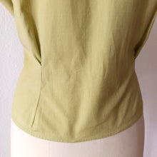 Charger l&#39;image dans la galerie, 1950s - Delicious Avocado Green Embroidered Cotton Blouse  - W42 (106cm)
