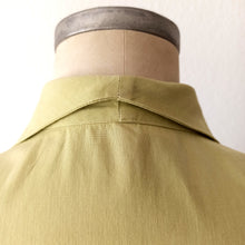 Laden Sie das Bild in den Galerie-Viewer, 1950s - Delicious Avocado Green Embroidered Cotton Blouse  - W42 (106cm)
