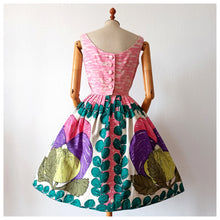 Carica l&#39;immagine nel visualizzatore di Gallery, 1950s - Outstanding Collector Novelty Floral Cotton Dress - W25 (64cm)
