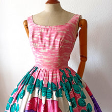 Carica l&#39;immagine nel visualizzatore di Gallery, 1950s - Outstanding Collector Novelty Floral Cotton Dress - W25 (64cm)
