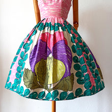 Laden Sie das Bild in den Galerie-Viewer, 1950s - Outstanding Collector Novelty Floral Cotton Dress - W25 (64cm)
