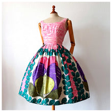 Carica l&#39;immagine nel visualizzatore di Gallery, 1950s - Outstanding Collector Novelty Floral Cotton Dress - W25 (64cm)
