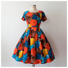 Carica l&#39;immagine nel visualizzatore di Gallery, 1950s 1960s - Stunning Floral Print Cold Rayon Dress - W28.5 (72cm)
