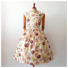 Charger l&#39;image dans la galerie, 1950s - Beautiful Roseprint Summer Cotton Dress - W32 (82cm)
