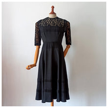 Charger l&#39;image dans la galerie, 1950s - Exquisite Black Lace Night Dress - W27.5 (70cm)
