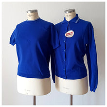 Laden Sie das Bild in den Galerie-Viewer, 1960s - GURLON, France - Deadstock Royal Blue Cardigan Top Set - Sz. 46
