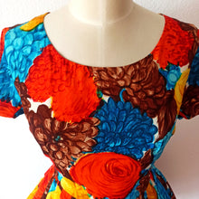 Carica l&#39;immagine nel visualizzatore di Gallery, 1950s 1960s - Stunning Floral Print Cold Rayon Dress - W28.5 (72cm)
