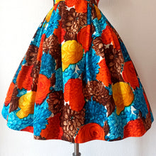 Carica l&#39;immagine nel visualizzatore di Gallery, 1950s 1960s - Stunning Floral Print Cold Rayon Dress - W28.5 (72cm)
