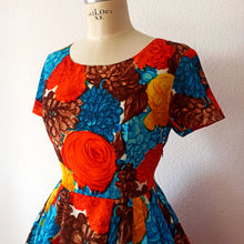 Carica l&#39;immagine nel visualizzatore di Gallery, 1950s 1960s - Stunning Floral Print Cold Rayon Dress - W28.5 (72cm)
