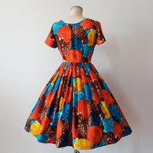 Carica l&#39;immagine nel visualizzatore di Gallery, 1950s 1960s - Stunning Floral Print Cold Rayon Dress - W28.5 (72cm)
