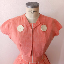 Laden Sie das Bild in den Galerie-Viewer, 1950s - Adorable Massive Buttons Salmon Bolero Dress - W27.5 (70cm)
