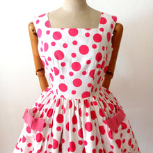 Carica l&#39;immagine nel visualizzatore di Gallery, 1950s 1960s - Fabulous Pink Dots Pockets Dress - W27 (68cm)
