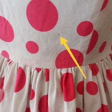 Carica l&#39;immagine nel visualizzatore di Gallery, 1950s 1960s - Fabulous Pink Dots Pockets Dress - W27 (68cm)
