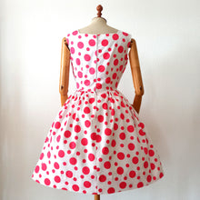 Carica l&#39;immagine nel visualizzatore di Gallery, 1950s 1960s - Fabulous Pink Dots Pockets Dress - W27 (68cm)
