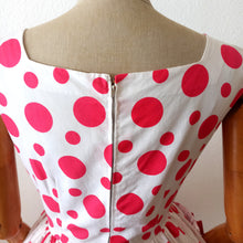 Carica l&#39;immagine nel visualizzatore di Gallery, 1950s 1960s - Fabulous Pink Dots Pockets Dress - W27 (68cm)
