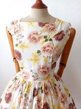 Cargar imagen en el visor de la galería, 1950s - Beautiful Roseprint Summer Cotton Dress - W32 (82cm)
