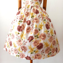 Charger l&#39;image dans la galerie, 1950s - Beautiful Roseprint Summer Cotton Dress - W32 (82cm)
