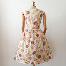 Charger l&#39;image dans la galerie, 1950s - Beautiful Roseprint Summer Cotton Dress - W32 (82cm)
