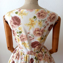 Laden Sie das Bild in den Galerie-Viewer, 1950s - Beautiful Roseprint Summer Cotton Dress - W32 (82cm)
