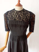 Charger l&#39;image dans la galerie, 1950s - Exquisite Black Lace Night Dress - W27.5 (70cm)
