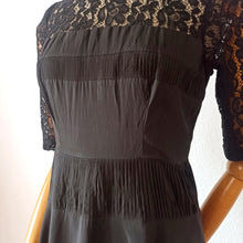 Charger l&#39;image dans la galerie, 1950s - Exquisite Black Lace Night Dress - W27.5 (70cm)
