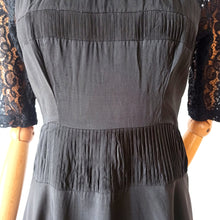 Charger l&#39;image dans la galerie, 1950s - Exquisite Black Lace Night Dress - W27.5 (70cm)
