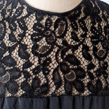 Carica l&#39;immagine nel visualizzatore di Gallery, 1950s - Exquisite Black Lace Night Dress - W27.5 (70cm)
