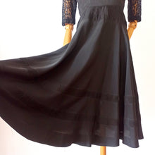 Charger l&#39;image dans la galerie, 1950s - Exquisite Black Lace Night Dress - W27.5 (70cm)
