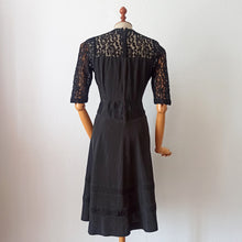 Charger l&#39;image dans la galerie, 1950s - Exquisite Black Lace Night Dress - W27.5 (70cm)
