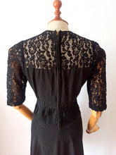 Carica l&#39;immagine nel visualizzatore di Gallery, 1950s - Exquisite Black Lace Night Dress - W27.5 (70cm)
