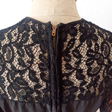 Carica l&#39;immagine nel visualizzatore di Gallery, 1950s - Exquisite Black Lace Night Dress - W27.5 (70cm)
