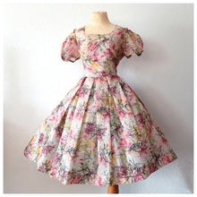 Load image into Gallery viewer, 1950s - Adorable Puffed Sleeves Floral Dress - W26 (66cm)
