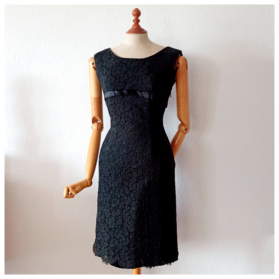 1960s - Elegant Black Cotton Lace Night Dress - W27.5 (70cm) Der Fuchs Vintage 1960s - Elegant Black Cotton Lace Night Dress - W27.5 (70cm) Der Fuchs Vintage