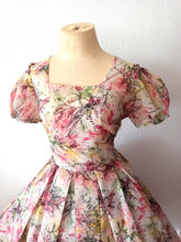 Load image into Gallery viewer, 1950s - Adorable Puffed Sleeves Floral Dress - W26 (66cm)
