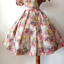 Load image into Gallery viewer, 1950s - Adorable Puffed Sleeves Floral Dress - W26 (66cm)
