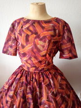 Cargar imagen en el visor de la galería, 1950s 1960s - Stunning Abstract Dress - W26 (66cm)
